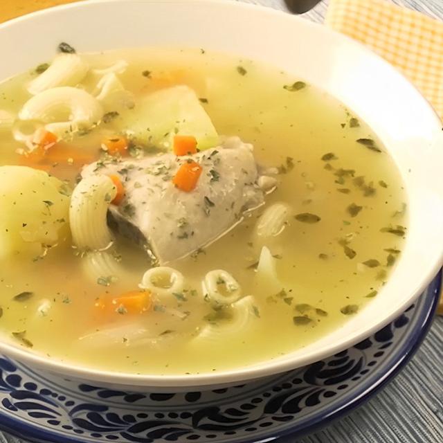 Sopa de pollo.   