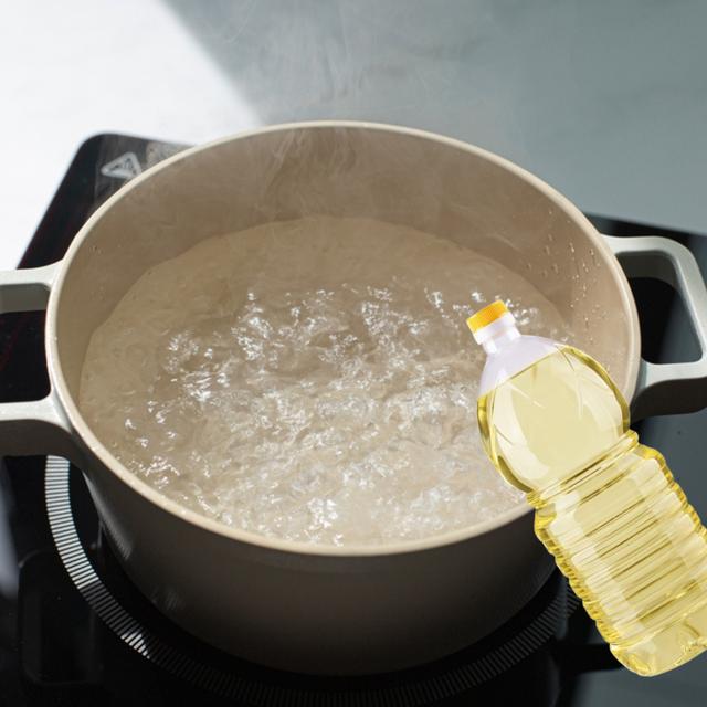 Unta aceite al borde de la olla y el agua descenderá.   