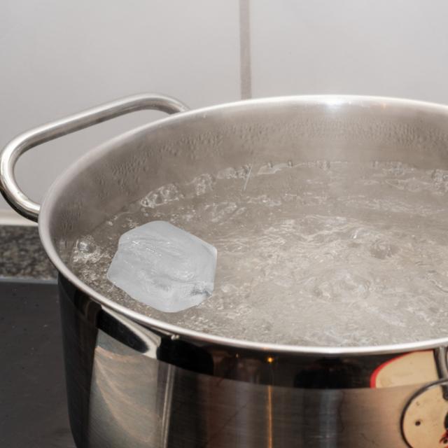 Agrega un cubo de hielo para evitar que el agua se desborde.   