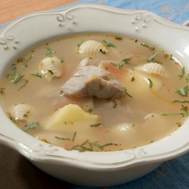 La sopa de pescado contiene omega 3, vitaminas A, B, D y minerales. La sopa de pescado contiene omega 3, vitaminas A, B, D y minerales.