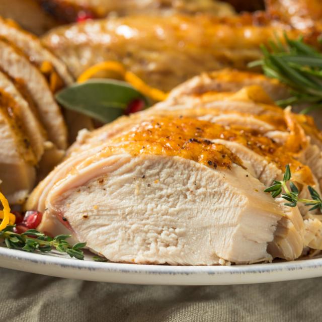 La pechuga de pavo es una opción más práctica para disfrutar de una cena deliciosa. La pechuga de pavo es una opción más práctica para disfrutar de una cena deliciosa.