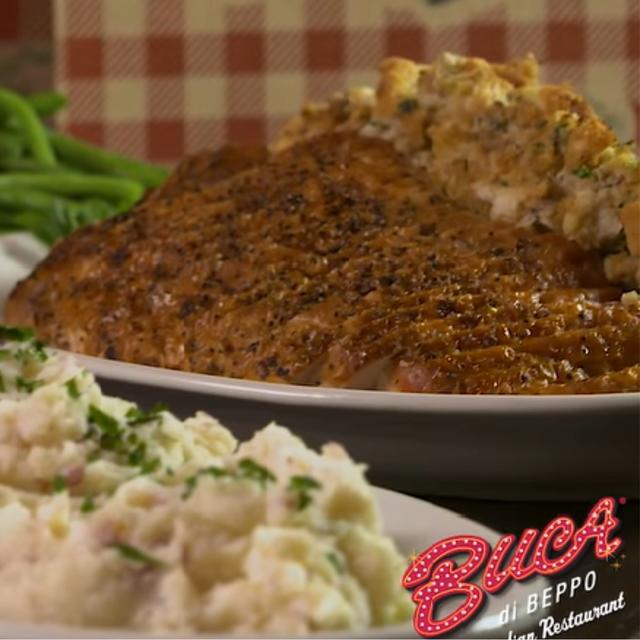 Buca Di Beppo ofrece platos tradicionales como pavo y puré de papa para Thanksgiving.   