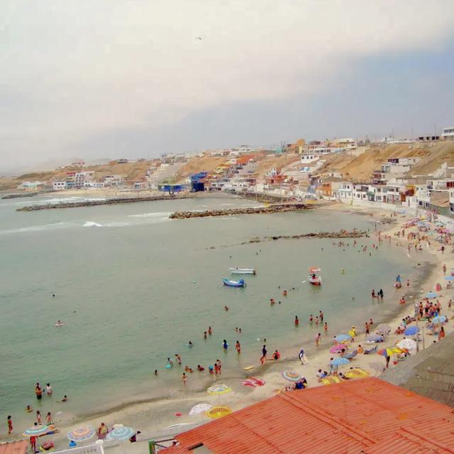 En la playa San Bartolo, los veraneantes no pueden acudir con bebidas alcohólicas, ni alimentos.   