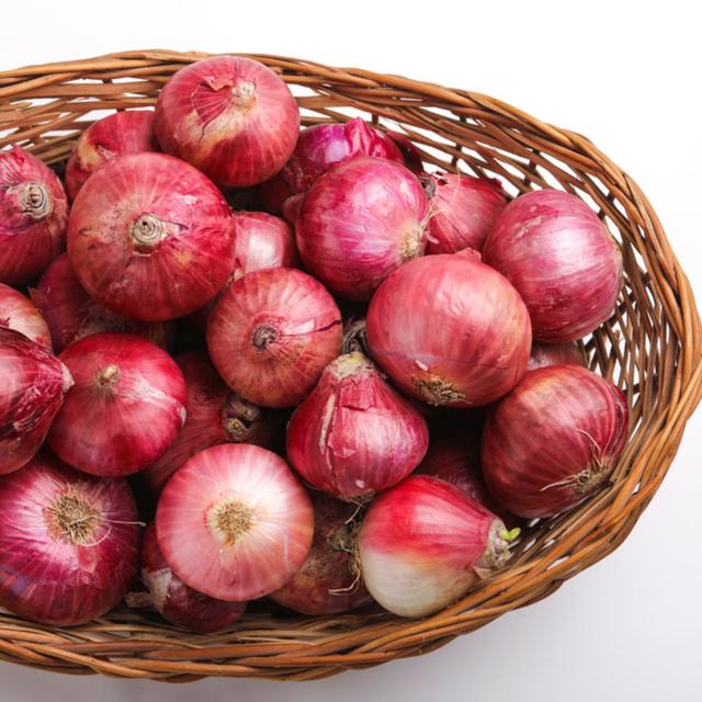 Almacena las cebollas en un lugar seco y ventilado para mantenerlas frescas.   