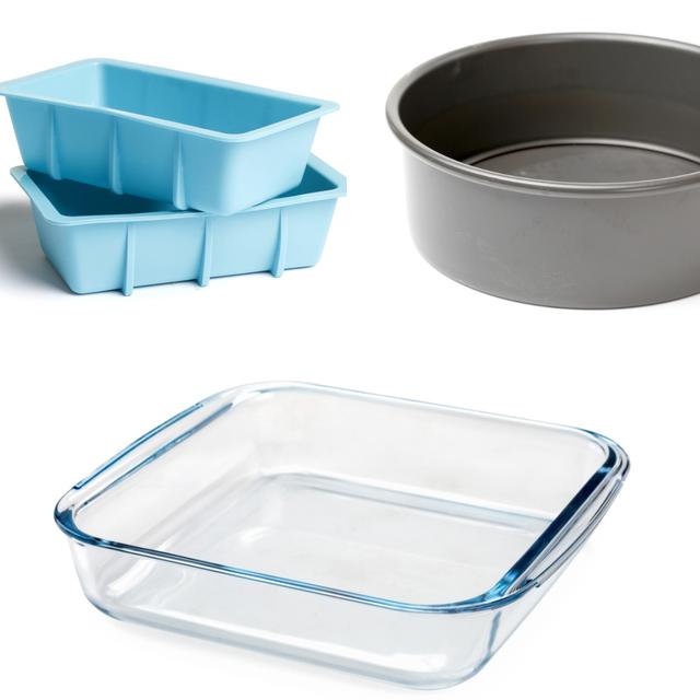 Puedes utilizar recipientes de vidrio refractario, silicona o acero inoxidable para cocinar en la freidora de aire.   