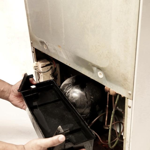 Ubicar la refrigeradora junto a la cocina puede dañar el motor al tratar de mantener la temperatura adecuada.   