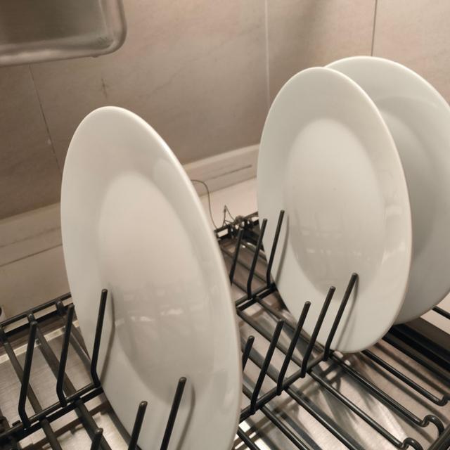 Organizadores de platos verticales.   