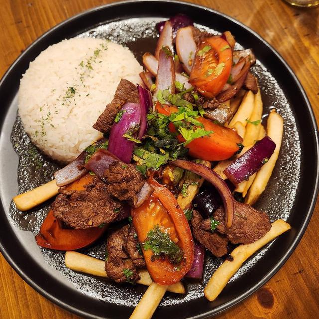 El Chullo peruvian restaurant and bar es un ambiente acogedor e ideal para disfrutar de la gastronomía peruana. El Chullo peruvian restaurant and bar es un ambiente acogedor e ideal para disfrutar de la gastronomía peruana.