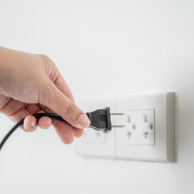 Lo mejor es desenchufar los electrodomésticos para evitar una sobrecarga de energía. Lo mejor es desenchufar los electrodomésticos para evitar una sobrecarga de energía.