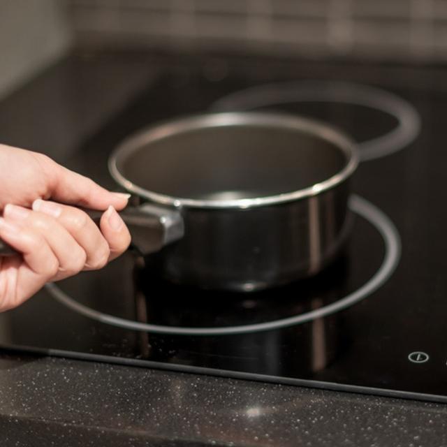 La cocina eléctrica requiere de una gran cantidad de energía para cocer los alimentos. La cocina eléctrica requiere de una gran cantidad de energía para cocer los alimentos.