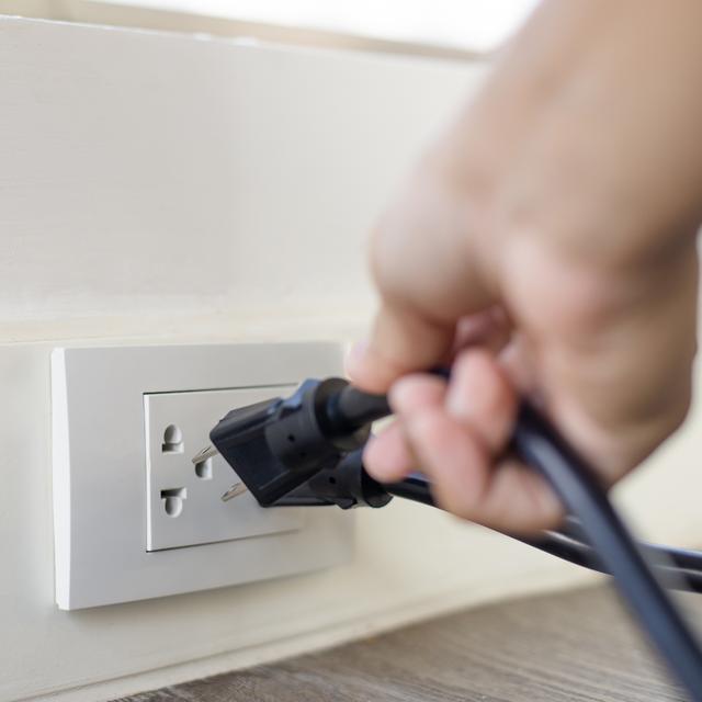 Lo mejor es desconectar por completo la TV.   