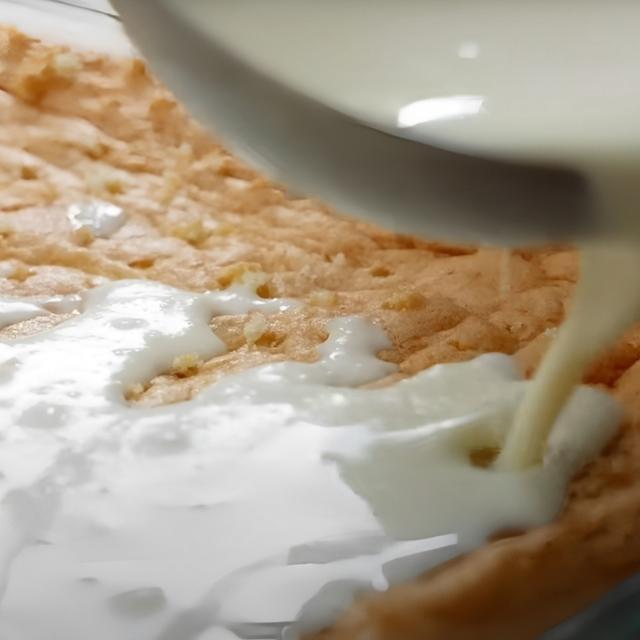 Vierte la mezcla "tres leches" para humedecer el bizcochuelo. Vierte la mezcla "tres leches" para humedecer el bizcochuelo.