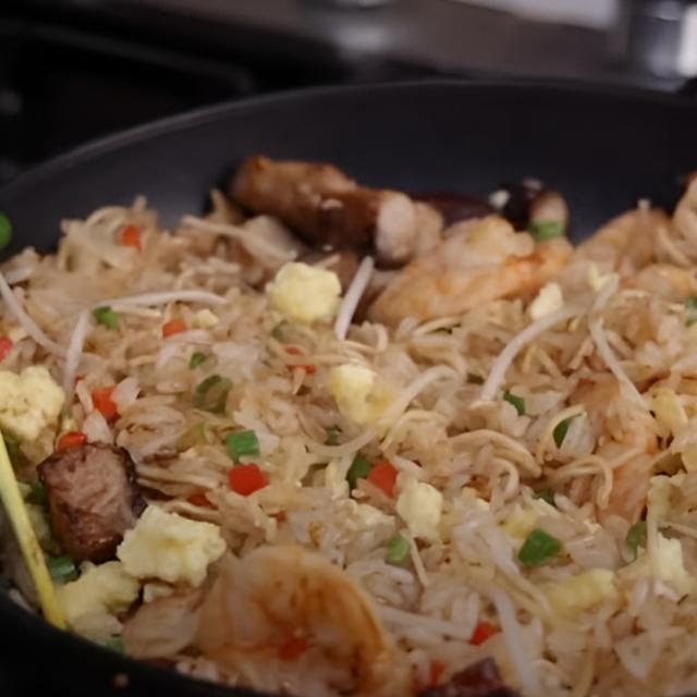  Chaufa aeropuerto de char siu y langostinos.   