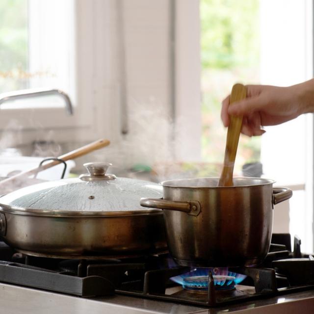 La mejor forma de desinfectar las carnes es cocinándolas.   