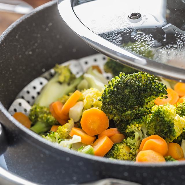 La mejor técnica para cocinar verduras es al vapor. La mejor técnica para cocinar verduras es al vapor.