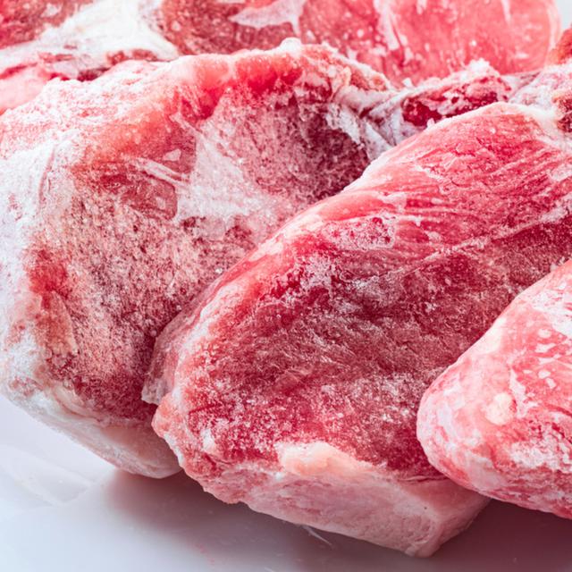 Si buscas que la carne te dure más tiempo, puedes colocarlo en un táper y luego al congelador.   