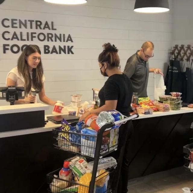  Banco de Alimentos del Centro de California repartiendo productos alimenticios.   