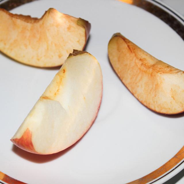 La pulpa de la manzana se oscurece al tener contacto con el oxígeno.   