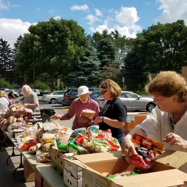 Voluntariado realizado por la organización sin fines de lucro, Feeding America. Voluntariado realizado por la organización sin fines de lucro, Feeding America.