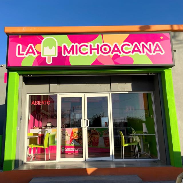 "La Michoacana" ofrece paletas de sabor horchata, mango con chile, tamarindo y más.   