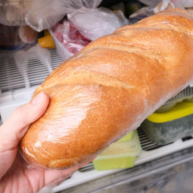 Refrigerar el pan lo endurece y modifica su textura.   