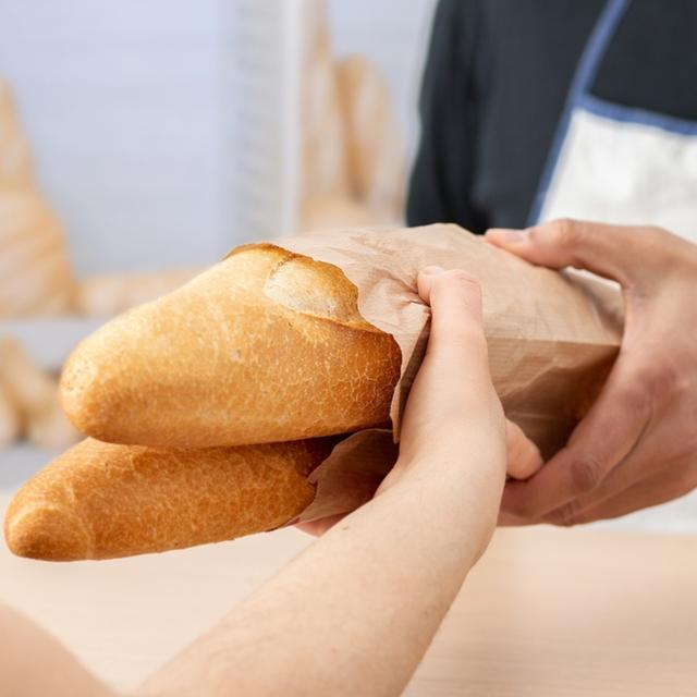 También puedes mantener el pan fresco guardándolo en una bolsa de papel.   