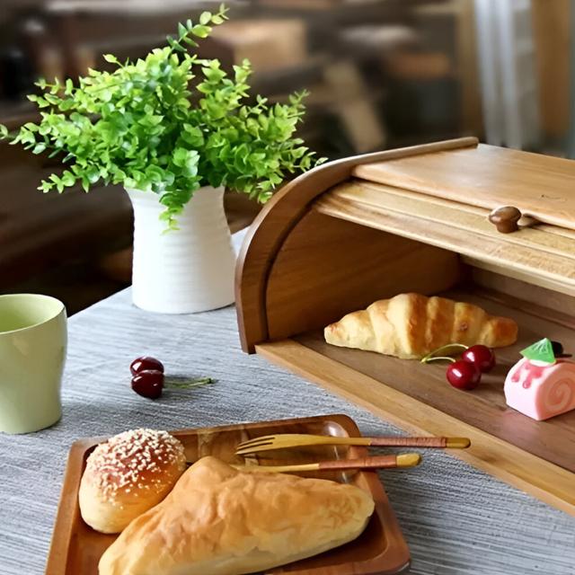 La mejor opción es guardar el pan una panera de madera o cerámica para conservar su frescura.   