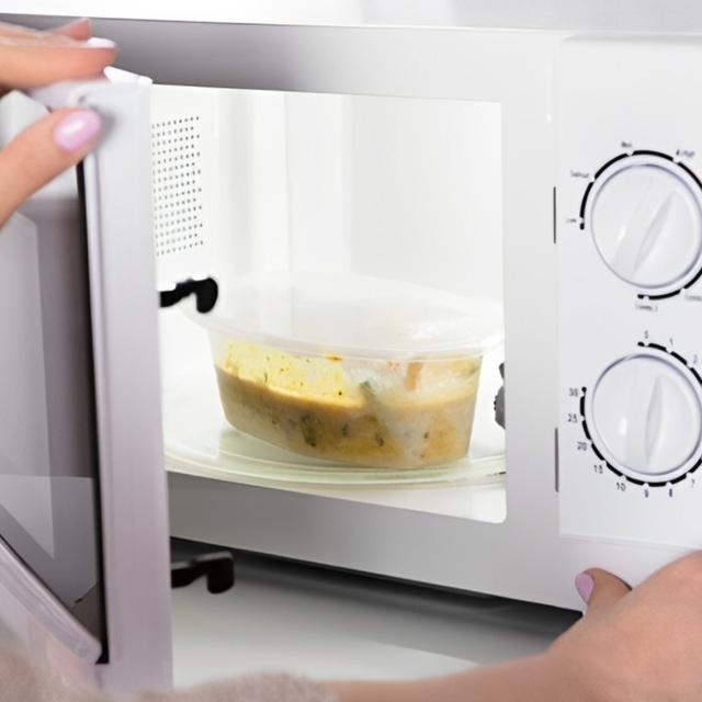 Calentar los tuppers de plástico en el microondas es peligroso para la salud.   