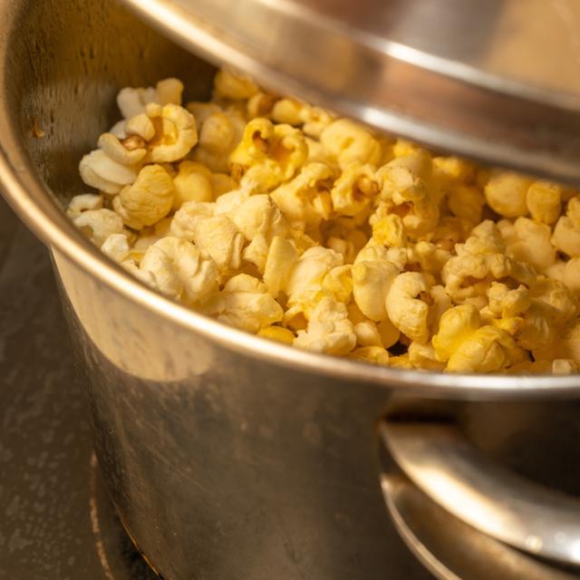 Puedes preparar canchita en casa y consumirla en el cine. Puedes preparar canchita en casa y consumirla en el cine.