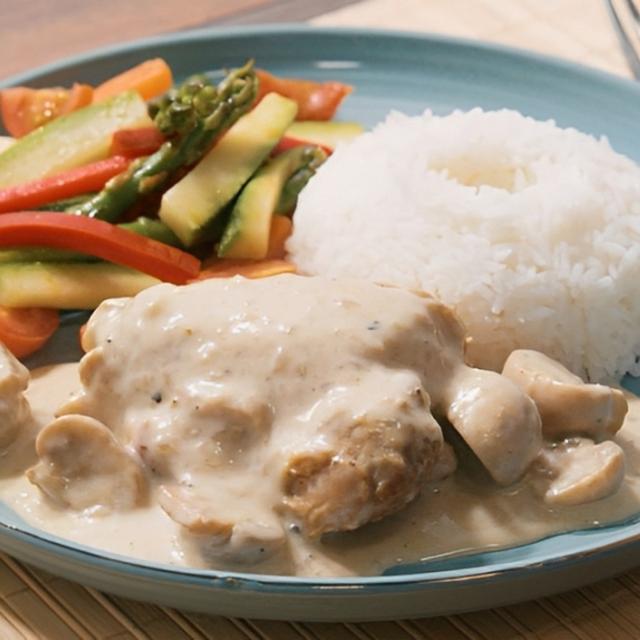 Pechuga de pollo en salsa de champiñones.   
