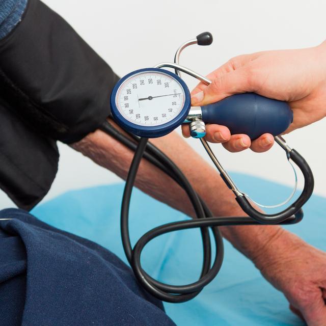  Demasiada sal en tu dieta puede desencadenar hipertensión.    