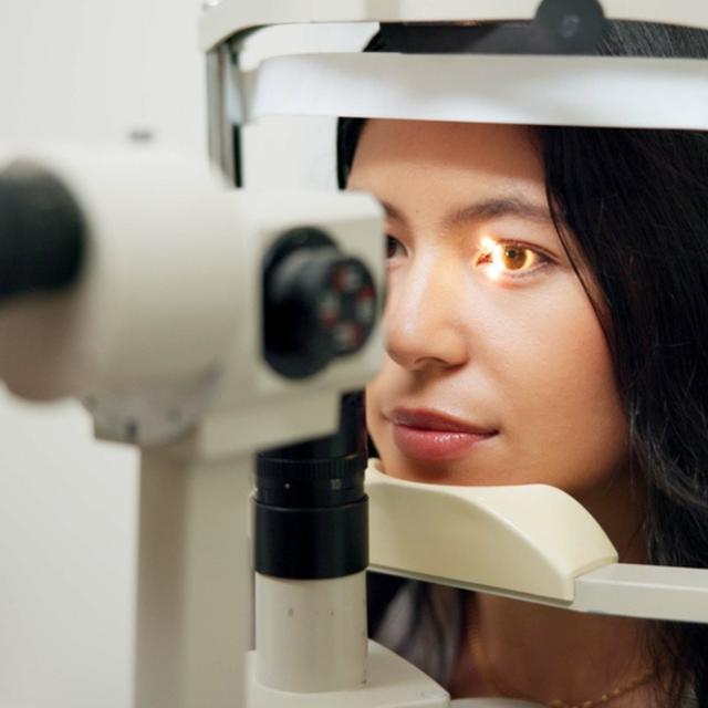 La vitamina B12 ayuda a mantener una salud ocular saludable.   