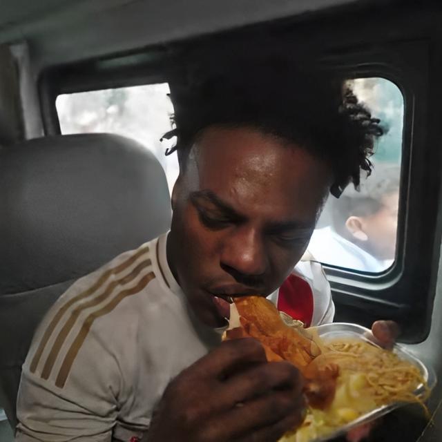 Speed quedó encantado con el pollo broaster.   