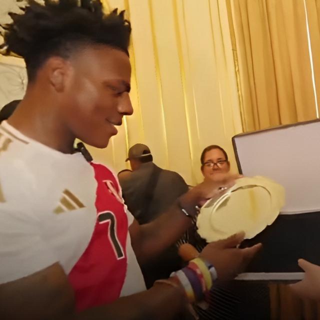 Speed recibió el título de embajador turístico de Lima por el alcalde Rafael López Aliaga.   