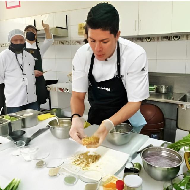  Chef Palmiro Ocampo brindando capacitación de cocina sostenible.   