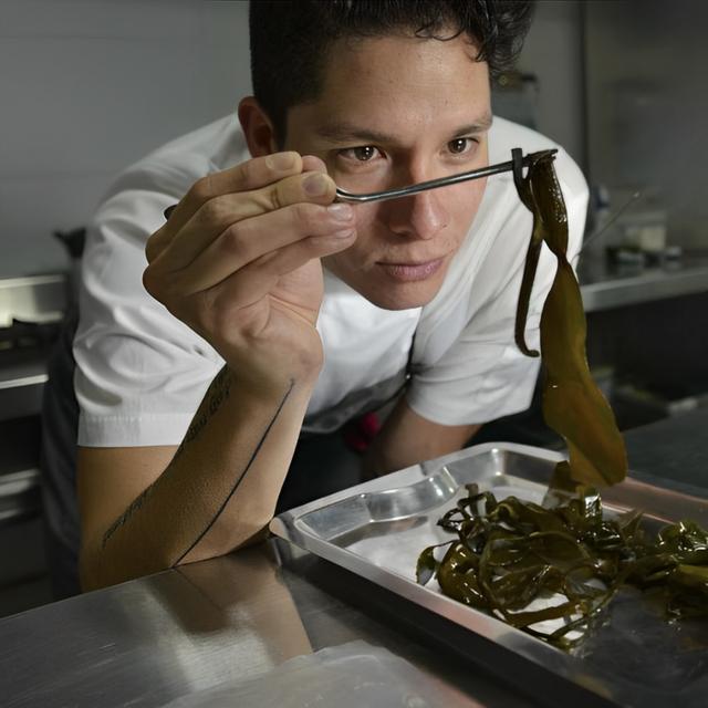 Chef Ocampo durante la selección de insumos.   