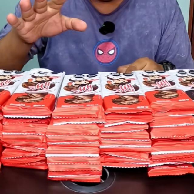 Tuvo que comprar más de 100 tabletas de chocolate para encontrar el ticket dorado.   