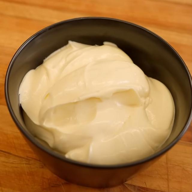 Mayonesa casera con la textura perfecta.   