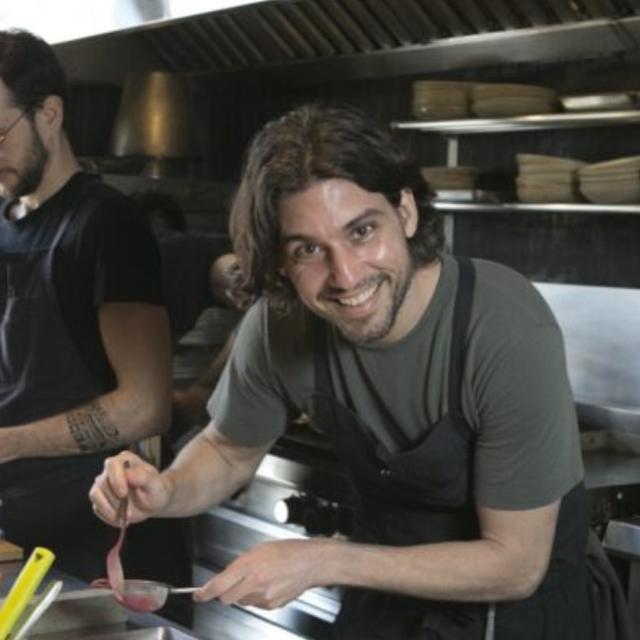 Juan Luis Martínez, chef al mando de Mérito, fusiona sabores peruanos y raíces venezolanas.   