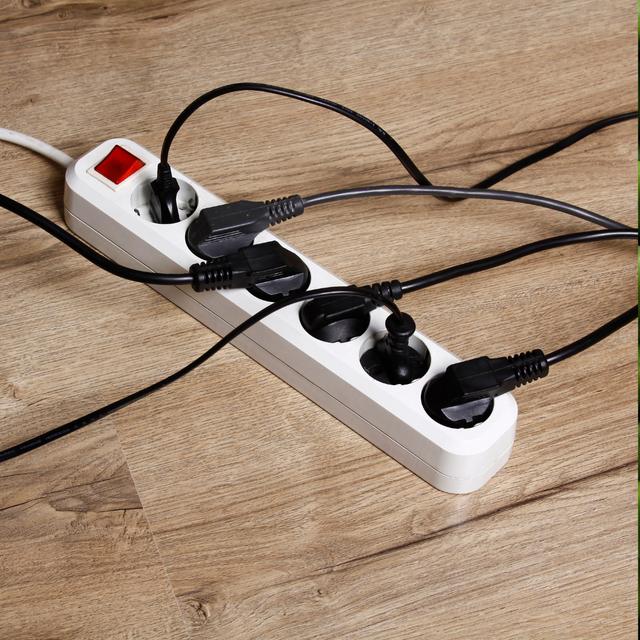 Las extensiones eléctricas son prácticas, pero su uso indebido puede provocar sobrecalentamientos y cortocircuitos. Las extensiones eléctricas son prácticas, pero su uso indebido puede provocar sobrecalentamientos y cortocircuitos.