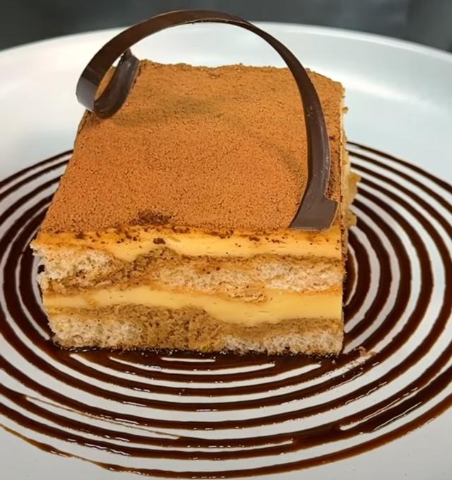 Tiramisú esponjoso con sabor a pan de muerto.   