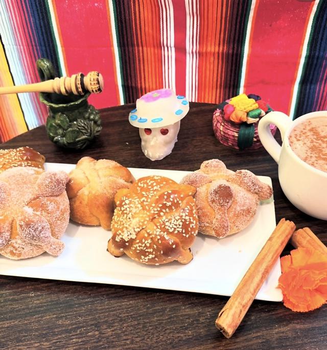Venice Bakery ofrece pan de muerto cubierto con azúcar y una versión espolvoreada con semillas de ajonjolí. Venice Bakery ofrece pan de muerto cubierto con azúcar y una versión espolvoreada con semillas de ajonjolí.