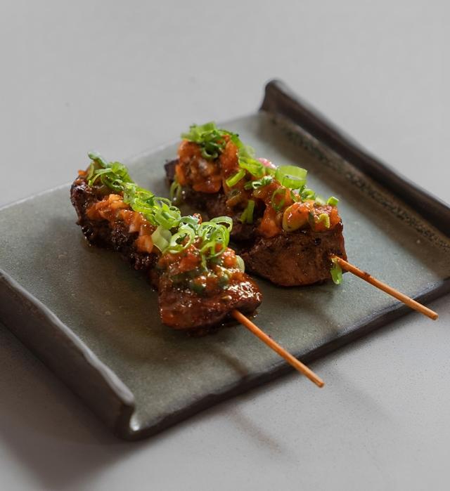 "Llama Inn" adapta platos tradicionales como los anticuchos, con un estilo moderno y sofisticado.   