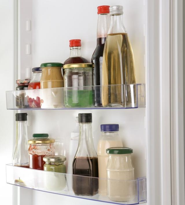 En la puerta del refrigerador se colocan las salsas, aderezos, entre otros.   