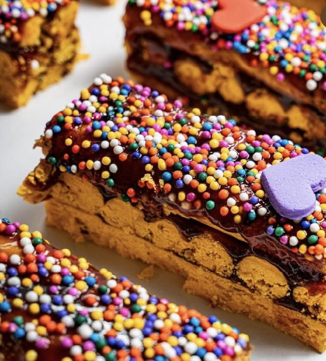 El turrón de tanta tiene una combinación de miel y un mix de frutas para degustar. El turrón de tanta tiene una combinación de miel y un mix de frutas para degustar.