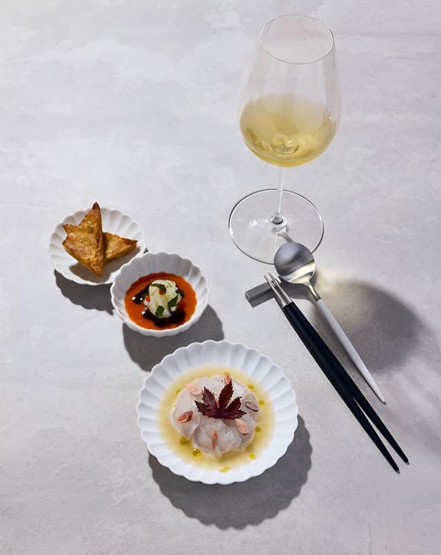 Calamar con yuzu fermentado y huacatay; cruper con percebes y ají limo. Calamar con yuzu fermentado y huacatay; cruper con percebes y ají limo.