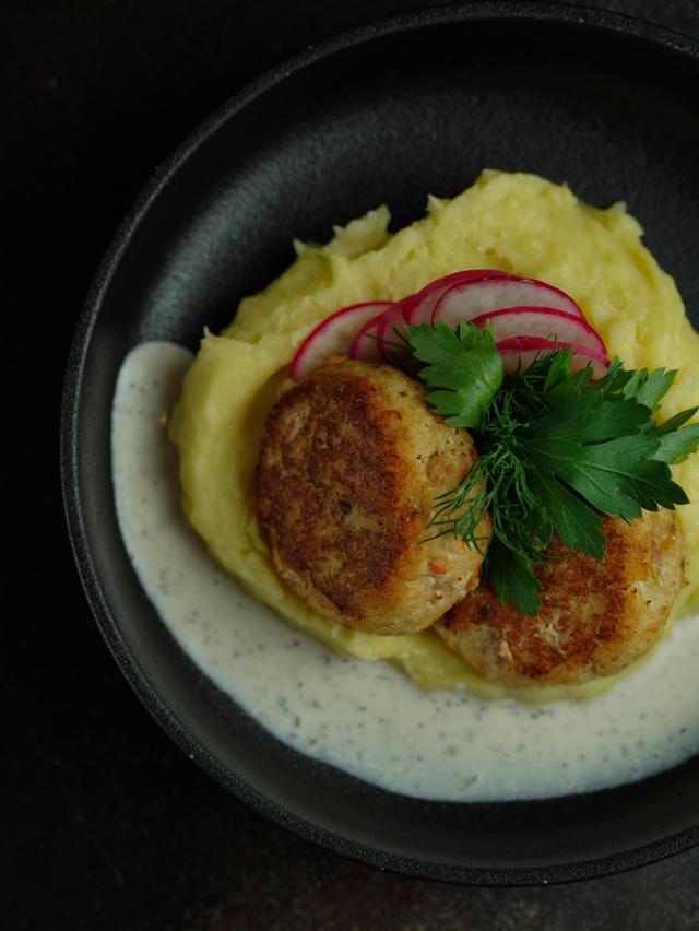 Herramientas como el tamiz y la elección de variedades de papas como Yukon Gold y Ratte son clave para el éxito del plato. Herramientas como el tamiz y la elección de variedades de papas como Yukon Gold y Ratte son clave para el éxito del plato.