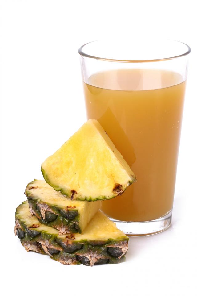  El agua de piña posee potasio, y este equilibra los niveles de líquidos y electrolitos en el cuerpo.    