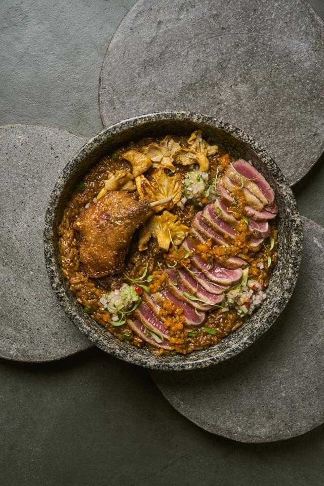  <em>Arroz con pato versión Cala, con los insumos tradicionales pero renovado: arroz meloso, setas, magret y pierna de pato confitado. (Foto: Cala)</em>    