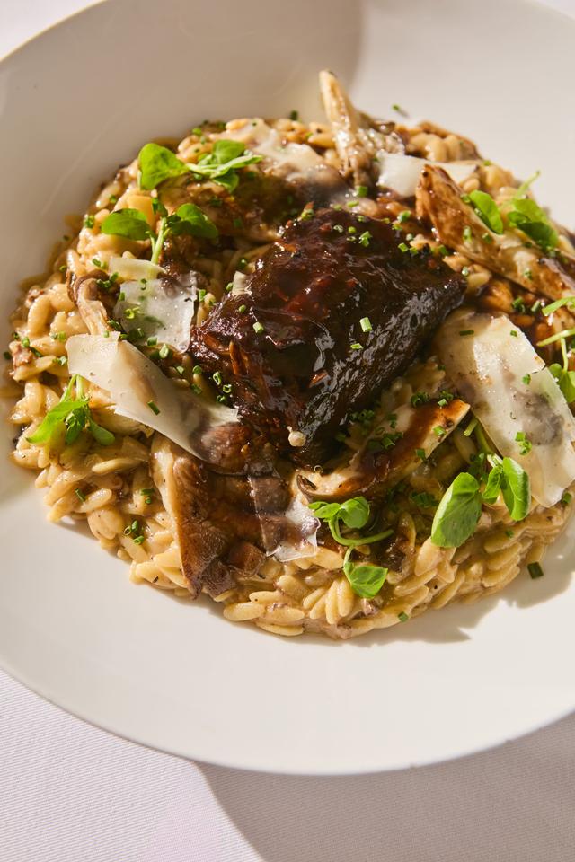  <em>Orzo asado de tira: pasta con asado de tira angus cocido por varias horas a baja temperatura, servido con manchego y berros. (Foto: Cala)</em>    